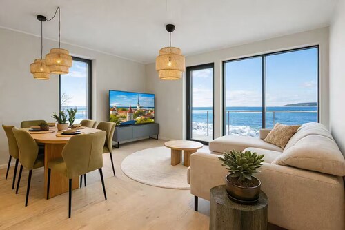 1st Row Beachfront Luxury 3BR Terrace + parking.