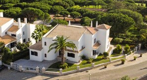 Exterior - Casa Vilamoura Luxe | Luxury 7BR retreat | Short Walk to Marina and Old Village (Quarteira)