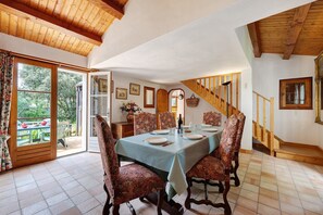 Dining - Villa "Noirmoutier" with Private Terrace and Garden (Noirmoutier-en-l'Île)
