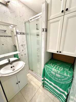Dusche, Haartrockner, Seife, Toilettenpapier