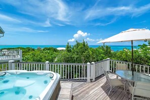 Outdoor spa tub - Charming Villa 360° with Ocean Views + Hot Tub (Providenciales)