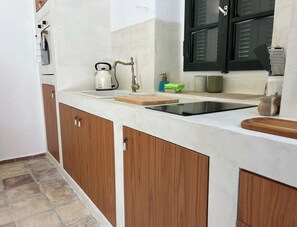 Fridge, oven, stovetop, coffee/tea maker