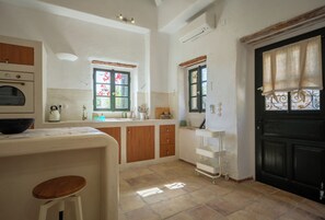 Fridge, oven, stovetop, coffee/tea maker