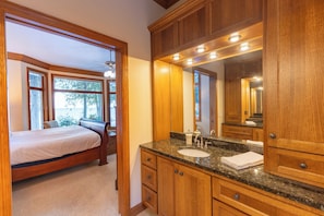 Iron/ironing board, free WiFi, bed sheets - Luxury Waterfront Retreat in Southern Door (Sturgeon Bay)