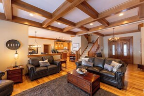 Smart TV, fireplace, books, offices - Luxury Waterfront Retreat in Southern Door (Sturgeon Bay)