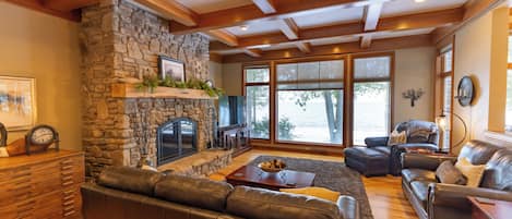 Smart-TV, Kamin, Bücher, Arbeitsbereiche