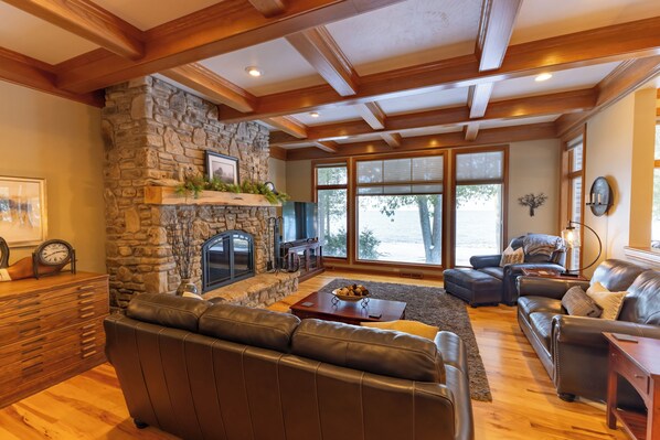 Smart TV, fireplace, books, offices - Luxury Waterfront Retreat in Southern Door (Sturgeon Bay)