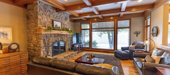 Luxury Waterfront Retreat in Southern Door