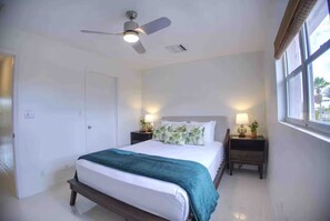 2 chambres, coffres-forts dans les chambres, fer et planche à repasser