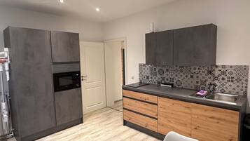 Kühlschrank, Mikrowelle, Herdplatte, Geschirrspüler