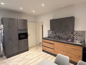 Kühlschrank, Mikrowelle, Herdplatte, Geschirrspüler