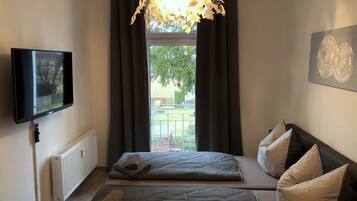 Bügeleisen/Bügelbrett, Reisekinderbett, kostenloses WLAN, Bettwäsche