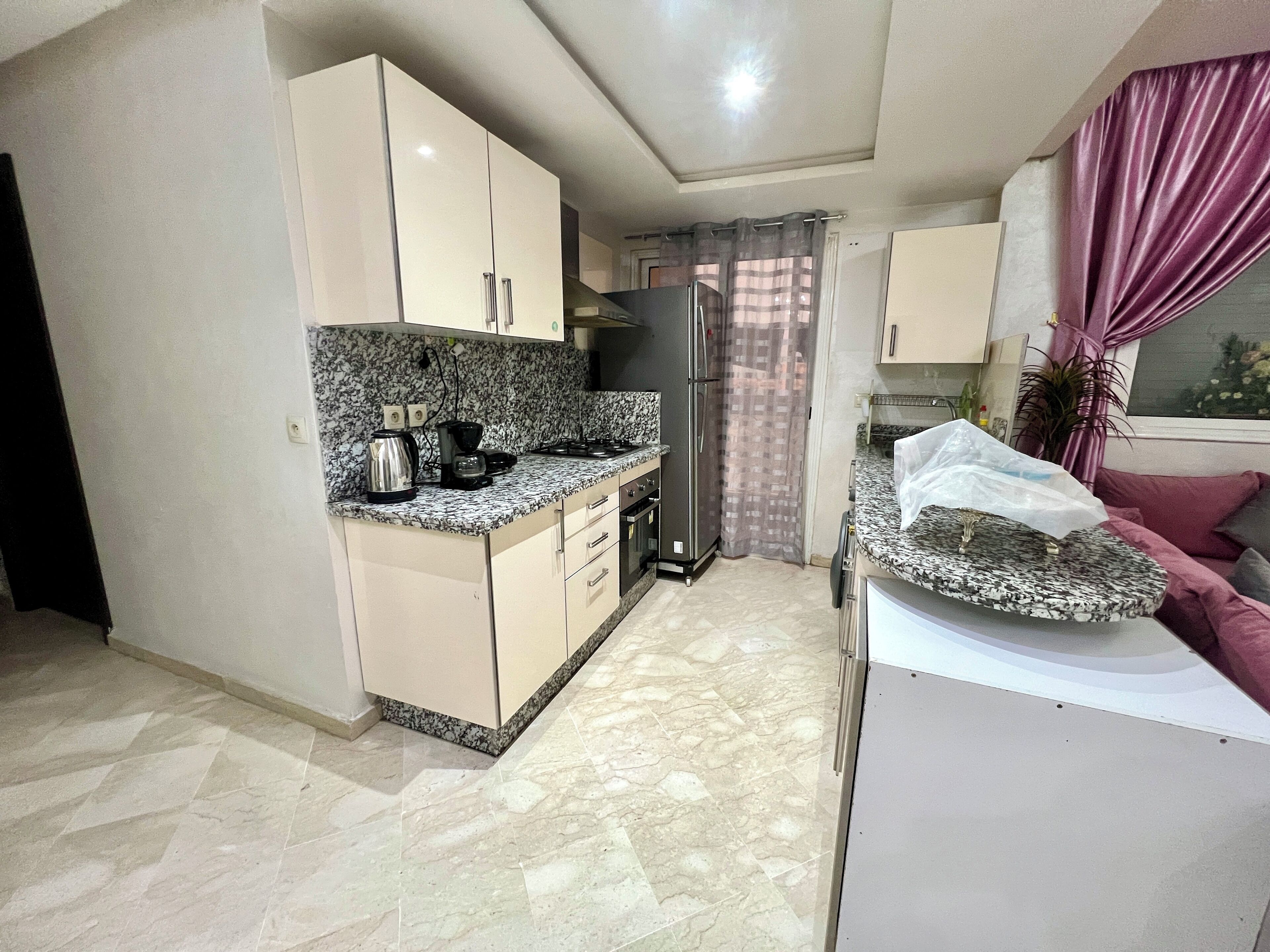 Een koelkast, een oven, een kookplaat, een koffiezetapparaat/waterkoker