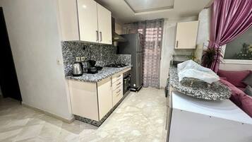 Een koelkast, een oven, een kookplaat, een koffiezetapparaat/waterkoker