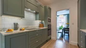 Ghế cao cho trẻ em, dụng cụ vệ sinh