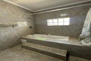 Serviettes fournies, savon, papier toilette