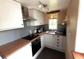 Fridge, microwave, oven, stovetop - Cottage - Sleeps 2 - River Lynher Walks & Fishing (Callington)
