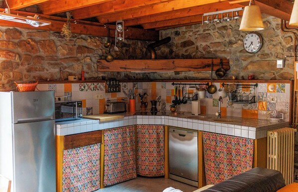 Casa, balcón, vista a la montaña | Cocina privada | Refrigerador con congelador, microondas y parrilla de estufa 