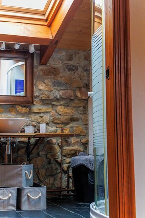 Casa, balcón, vista a la montaña | Baño | Regadera, amenidades de baño gratuitas, secadora de cabello, toallas 