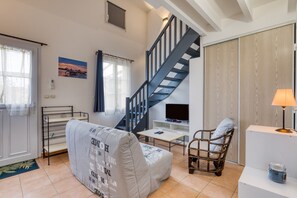 TV, ping pong - Holiday Home “Un Petit Coin De Paradis 35 m²” with Shared Pool, Wi-Fi & Air Conditioning (Gallargues-le-Montueux)