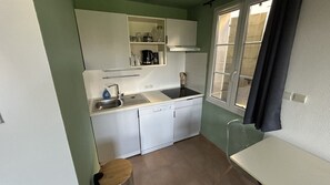 Fridge, microwave, stovetop, dishwasher - Holiday Home “Un Petit Coin De Paradis 35 m²” with Shared Pool, Wi-Fi & Air Conditioning (Gallargues-le-Montueux)