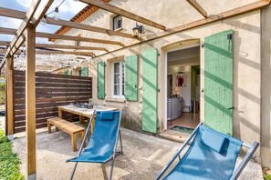 Outdoor dining - Holiday Home “Un Petit Coin De Paradis 35 m²” with Shared Pool, Wi-Fi & Air Conditioning (Gallargues-le-Montueux)