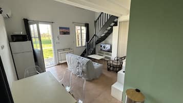 Tv och ett bordtennisbord