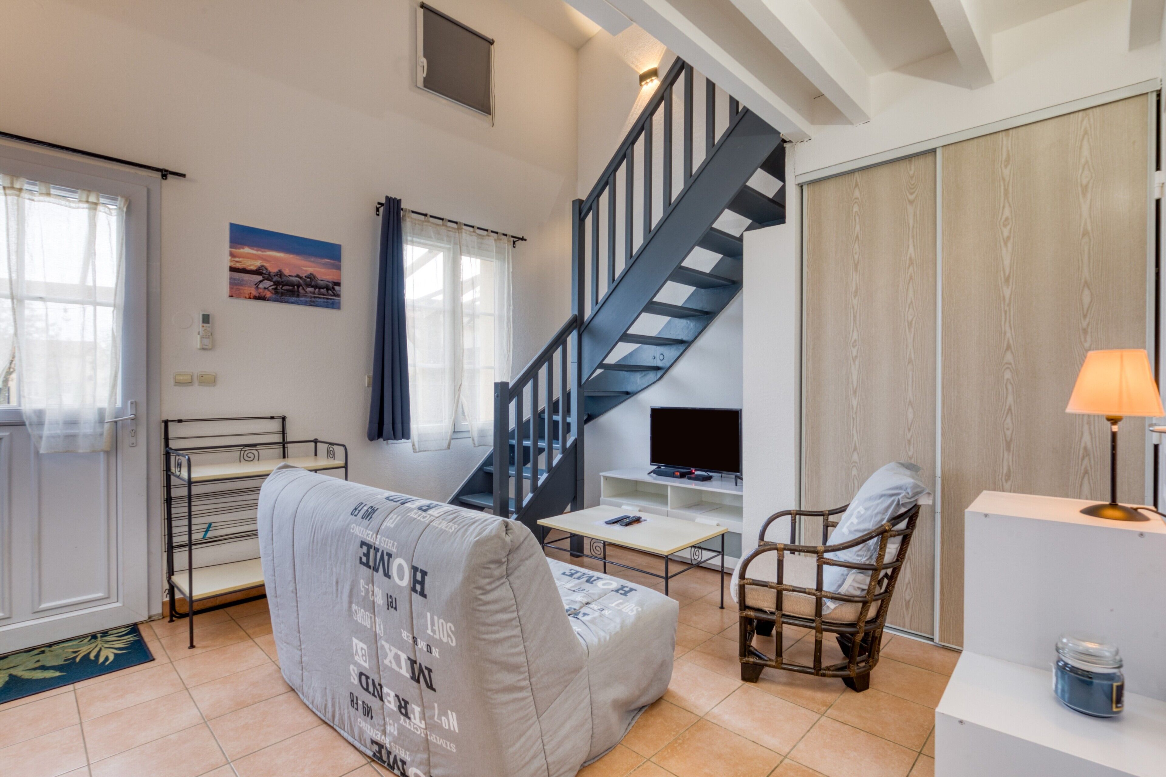 Een televisie en een tafeltennistafel