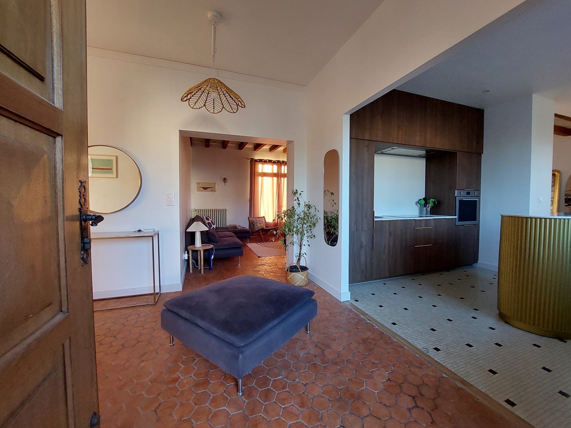 Télévision, cheminée, chaîne hi-fi, écrans d'ordinateur