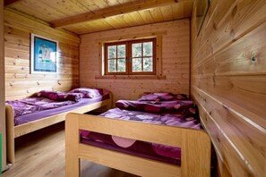 2 bedrooms, travel crib, WiFi (free), bed sheets
