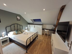 Iron/ironing board, WiFi, bed sheets