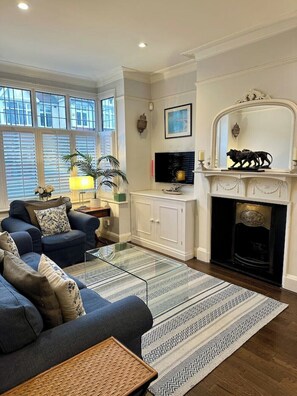Smart TV - Stunning family home with large garden near Wimbledon Tennis (London)