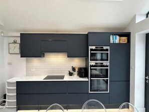 Fridge, microwave, oven, stovetop - Stunning family home with large garden near Wimbledon Tennis (London)