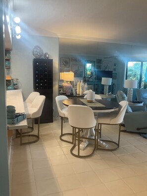 Dining - 1800 ATLANTIC  
2-bedroom condo with Particle Ocean view in Key West Florida (Key West)
