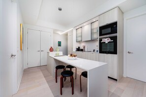 Kylskåp, mikrovågsugn, ugn och spishäll