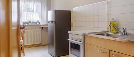 Microwave, oven, dishwasher, coffee/tea maker