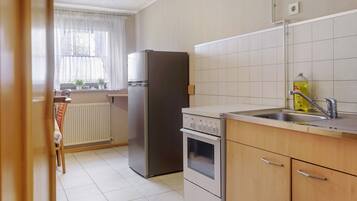 Mikrowelle, Ofen, Geschirrspüler, Wasserkocher mit Kaffee-/Teezubehör