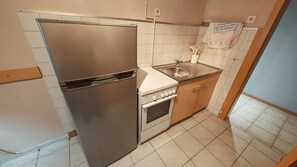 Mikrowelle, Ofen, Geschirrspüler, Wasserkocher mit Kaffee-/Teezubehör