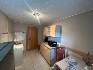 Micro-ondes, four, lave-vaisselle, cafetière/bouilloire