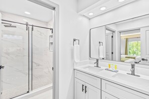 Hair dryer, towels, soap, toilet paper - 1 bedroom apartment near Disney and Universal (Orlando)