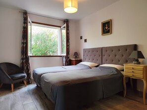 Iron/ironing board, free WiFi, bed sheets - House Les Vignes du Paradis with swimming pool - residential area (Carqueiranne)