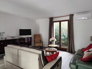 TV - House Les Vignes du Paradis with swimming pool - residential area (Carqueiranne)