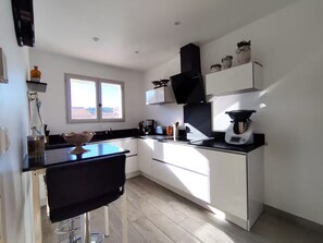Fridge, microwave, oven, stovetop - House Les Vignes du Paradis with swimming pool - residential area (Carqueiranne)