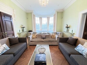 Televisión y chimenea 