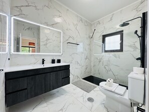 Shower, hair dryer, towels - VILAMOURA SUMMER VILLA 2 WITH POOL by HOMING (Vilamoura)