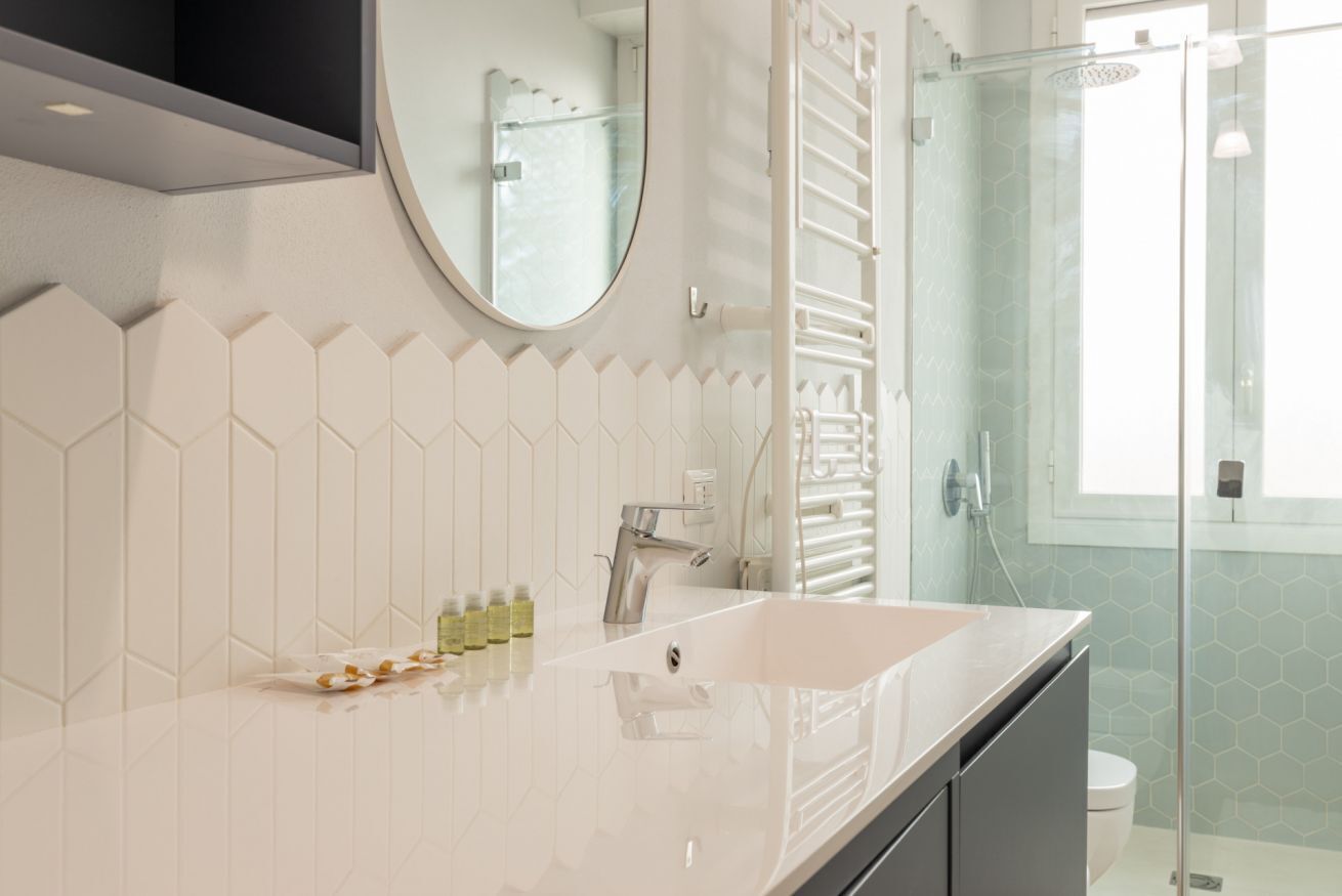 Een douche, een bidet, shampoo