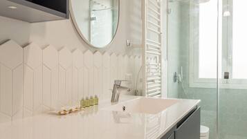 Een douche, een bidet, shampoo