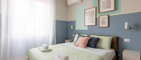 Iron/ironing board, travel cot