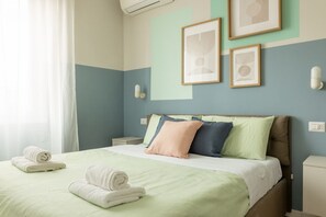 Iron/ironing board, travel cot - BDC - Tender 2Bdr apartment @Navigli area (Milan)