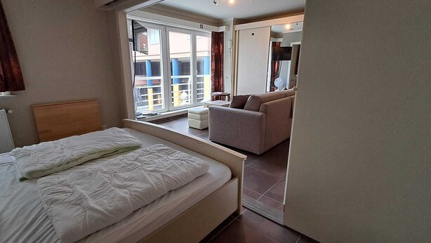 Ein Schlafzimmer mit einem Bett, einem kleinen Tisch und einem Stuhl.